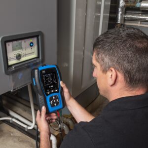 Técnico utilizando analizador HVACR KANE460 para medición de CO