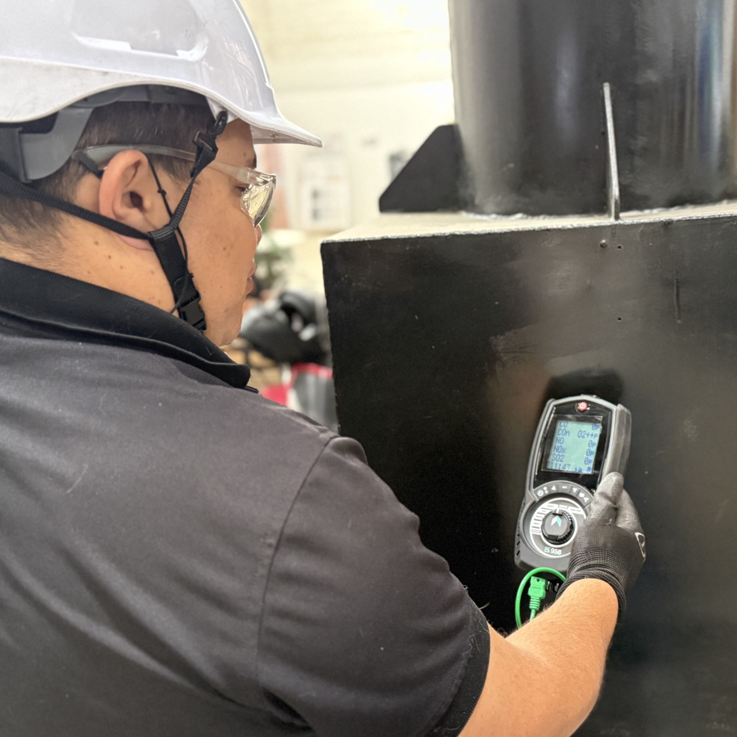 Analizador de gases Kane en uso realizando medición de combustión en caldera industrial para optimizar eficiencia y seguridad operativa