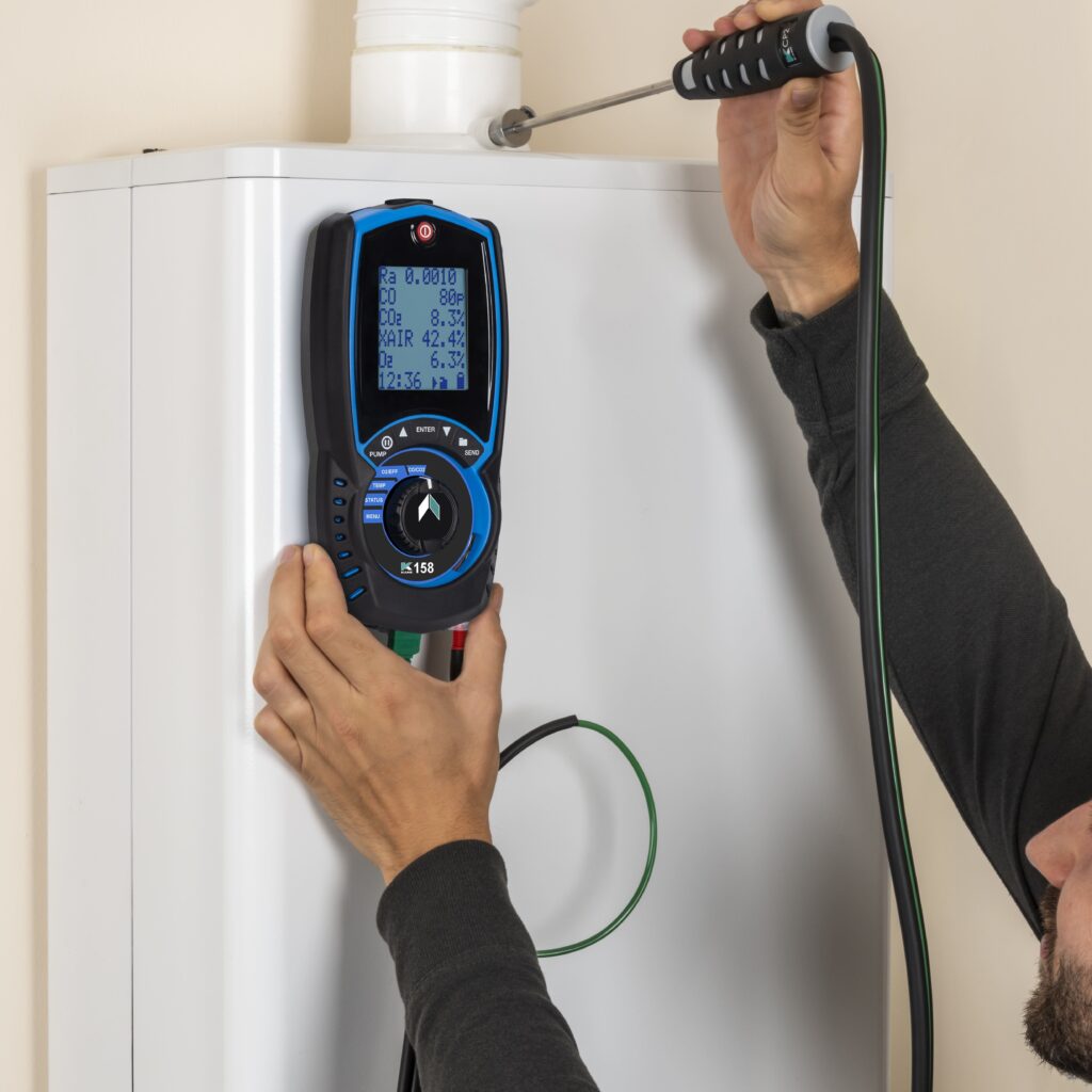 Técnico realizando medición de combustión con analizador doméstico KANE158 para control de CO, O₂ y eficiencia energética